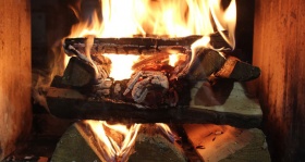 Растопка камина и печи : верхний и традиционный способ розжига